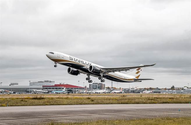 星宇航空引进国内首架A330neo广体客机，台湾时间2月18日在法国土鲁斯正式交机，预计明日下午4时15分抵达桃园国际机场。（星宇航空提供／陈佑诚传真）