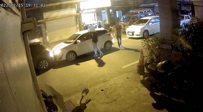 有幫派背景的劉、黃二男，下車後持鋁棒毆打周姓戒護科長，被監視器拍下。（王志偉翻攝）