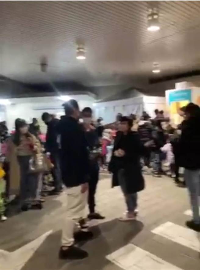 家长昨接获通知造册普筛通知，担心孩童没打疫苗，昨晚挤爆三重联合医院排队筛检，在脸书爆料公社社团抱怨：「侯市长你睡的安稳吗？」。（撷取自脸书爆料公社）