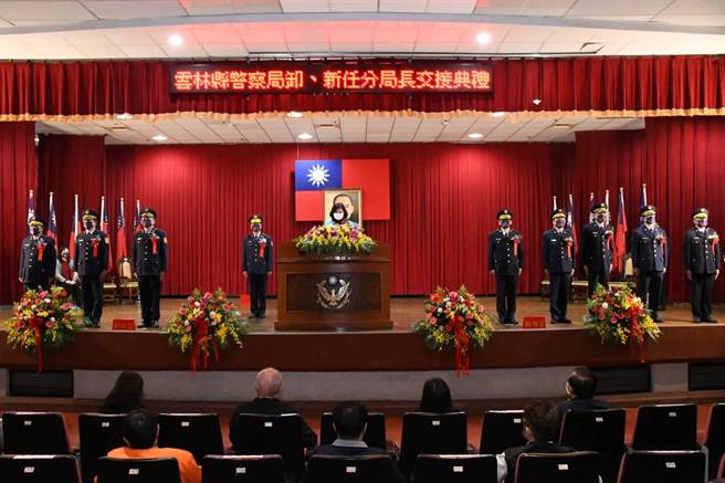 雲林縣警察局今（18日）舉行卸新任主任祕書、督察長，以及斗六、虎尾、西螺3位分局長交接布達典禮，左方是卸任者，右方5人是新任者。（雲林縣警局提供）
