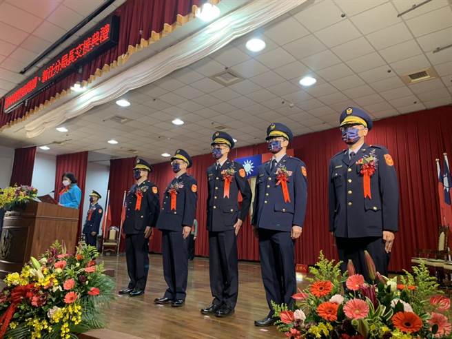 雲林縣警察局今（18日）舉行卸新任主任祕書（左三起）、督察長，以及斗六、虎尾、西螺3位分局長交接布達典禮。（雲林縣警局提供）