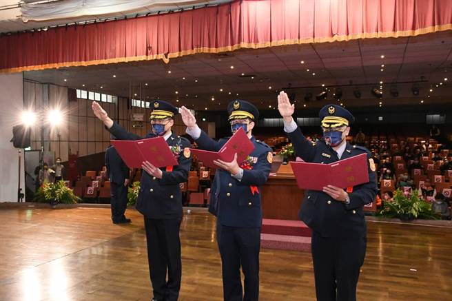新任斗六分局長陳鴻忠（左起）、新任虎尾分局長廖志明、新任西螺分局長吳俊德宣誓就職。（雲林縣警局提供）