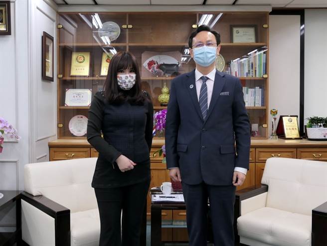 侨委会童振源委员长(右)、理善国际关怀协会执行长林凤(左)。(图/理财周刊提供)