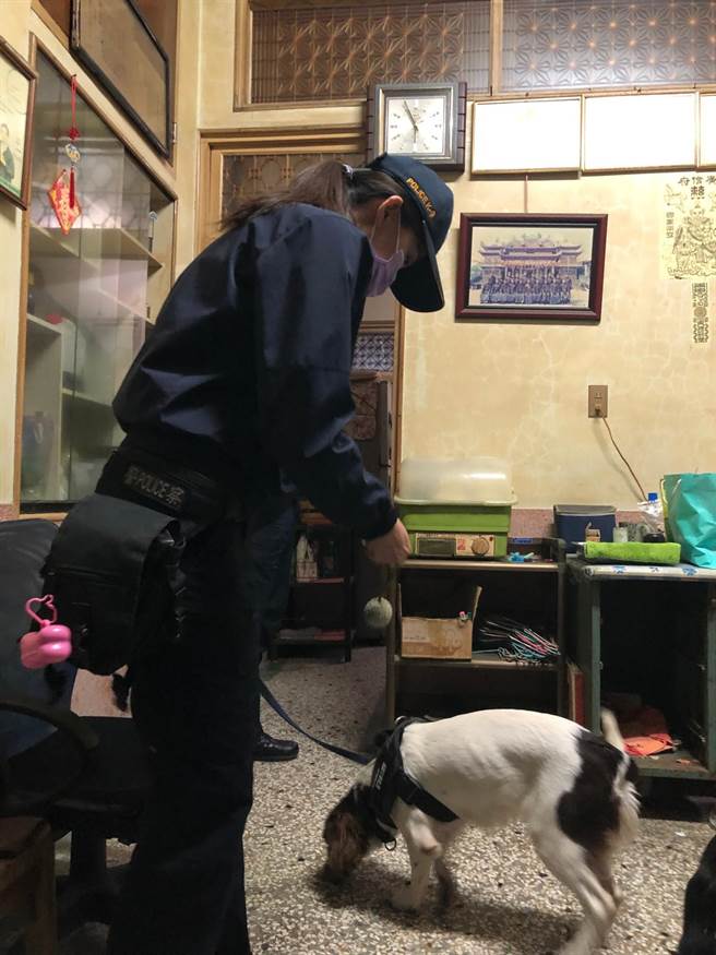 归仁分局动用缉毒犬，成功查获海洛因。（警方提供／曹婷婷台南传真）