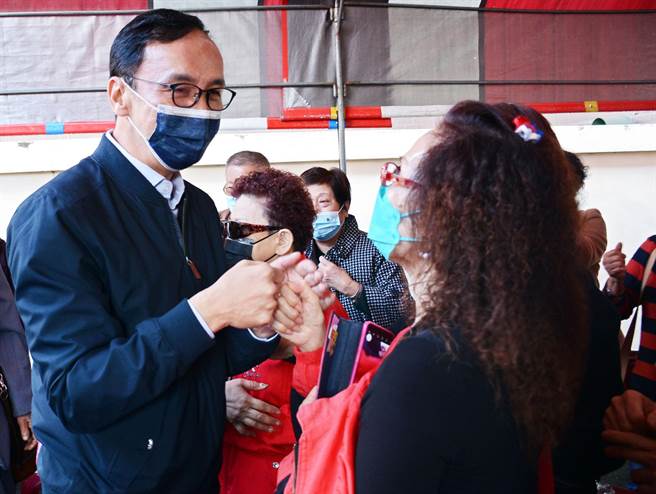 立委傅昆萁将操盘高雄市长选举，国民党主席朱立伦(右)驳斥：听听就好。(林和生摄)