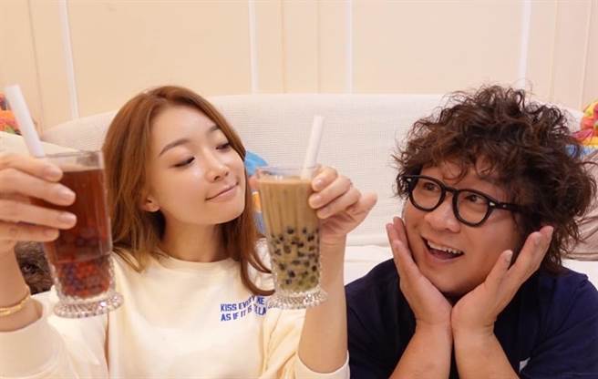 纳豆女友依依这阵子自己待在家，少了纳豆的陪伴，都靠做家事转移注意力。（图／FB@依依）