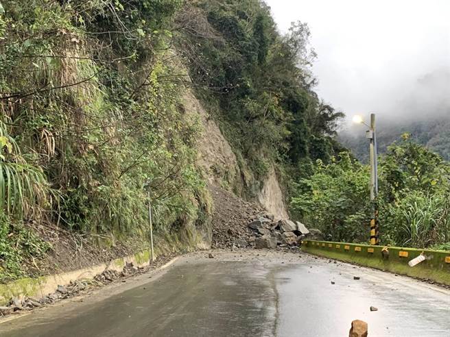 苗62線5．6公里處18日清晨發生坍方。（讀者提供／謝明俊苗栗傳真）