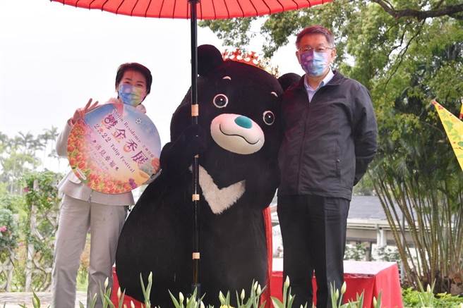 台北市长柯文哲（右）、副市长黄珊珊（左）18日参加士林官邸郁金香展开幕。（台北市政府提供／张立勋台北传真）