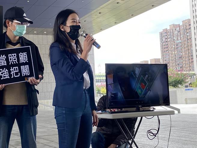 时代力量台中市议员参选人吴佩芸指出，托育人员只以棉被托住幼婴，让他独自喝奶半小时，如果过程中婴儿噎奶可能会被呛到危险。（卢金足摄）