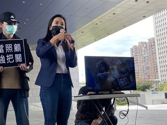 时代力量台中市议员参选人吴佩芸抨击，社会局轻罚纵放，严重违法失职。（卢金足摄）