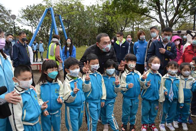 新北市北大特区人口密集，特区内面积最大、占地3025坪的万坪公园，因罐头游具老旧、设施稀少，树林区公所着手提出计画修缮，以森林主题为特色，打造出各项共融游戏设施、大草坪区等空间设施。（蔡雯如摄）