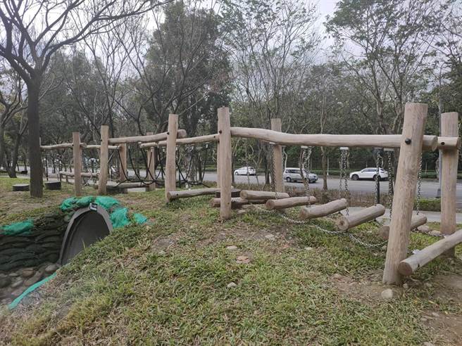 新北市北大特区人口密集，特区内面积最大、占地3025坪的万坪公园，因罐头游具老旧、设施稀少，树林区公所着手提出计画修缮，以森林主题为特色，打造出各项共融游戏设施、大草坪区等空间设施。（景观处提供）