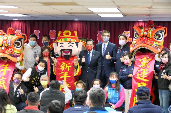 國民黨台北市黨部上午舉辦新春團拜，馬英九和連勝文受邀參加，國民黨立委費鴻泰、陳以信、台北市多位議員及多名力拼年底市議員選舉的黨內青年都到場與會，場面熱鬧。（趙婉淳攝）
