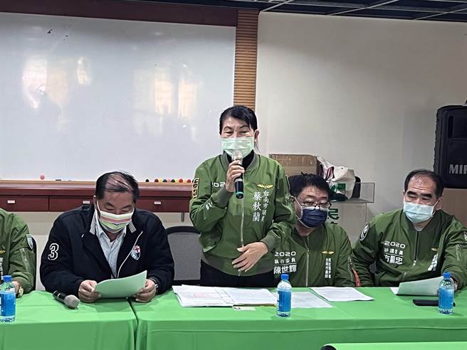 台南市议员蔡秋兰在民进党台南市党部公开澄清是「100％民进党籍」。（洪荣志摄）
