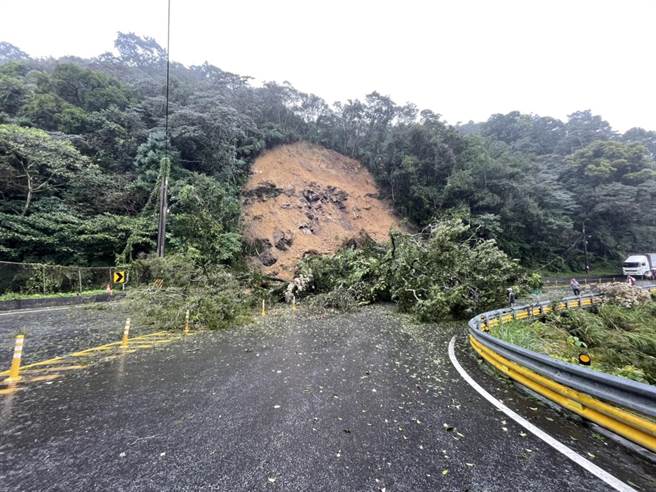新北市石碇区北宜公路28.2公里处今（18日）上午11时许发生落石坍方，落石、倾倒树木占据双向车道。（新店警分局提供）