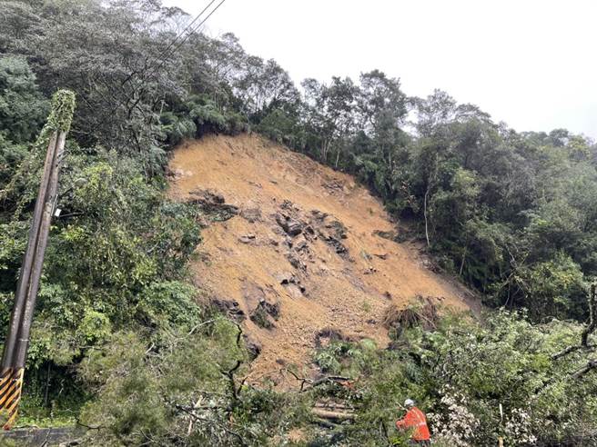 新北市石碇区北宜公路28.2公里处今（18日）上午11时许发生落石坍方，落石、倾倒树木占据双向车道。（新店警分局提供）