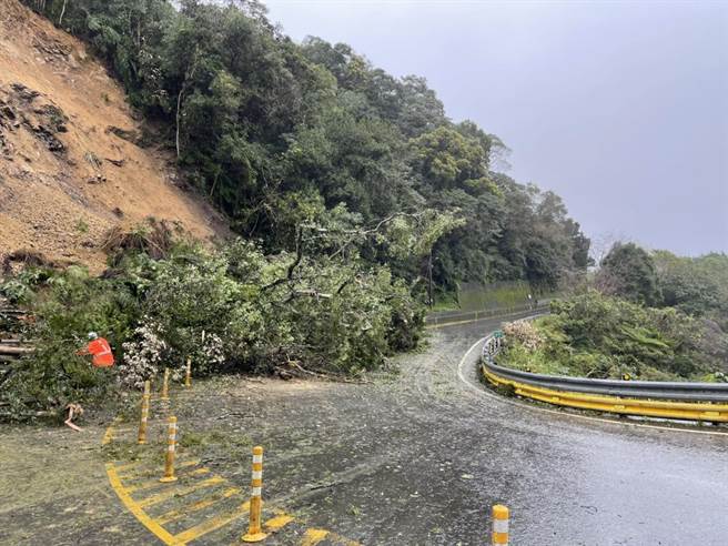新北市石碇区北宜公路28.2公里处今（18日）上午11时许发生落石坍方，落石、倾倒树木占据双向车道。（新店警分局提供）