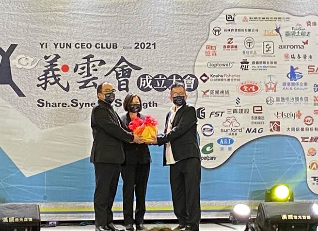 蔡英文总统监交，经济部工业局长吕正华授印给义云会创会会长林文村。（廖素慧摄）