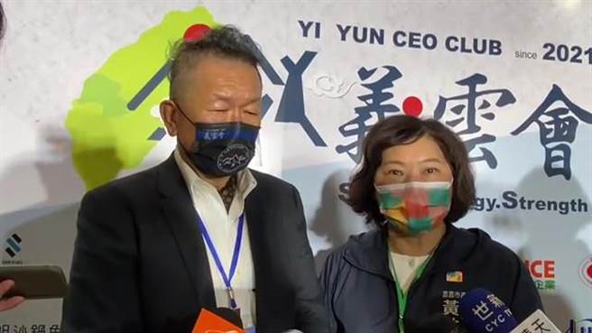 嘉义市长黄敏惠致贺义云会创会会长林文村把云嘉嘉产业团结起来共创繁荣。（廖素慧摄）