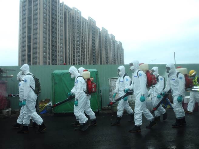 設計師釀群聚風暴擴大。圖為化學兵在路上消毒的畫面。（本報系資料照）