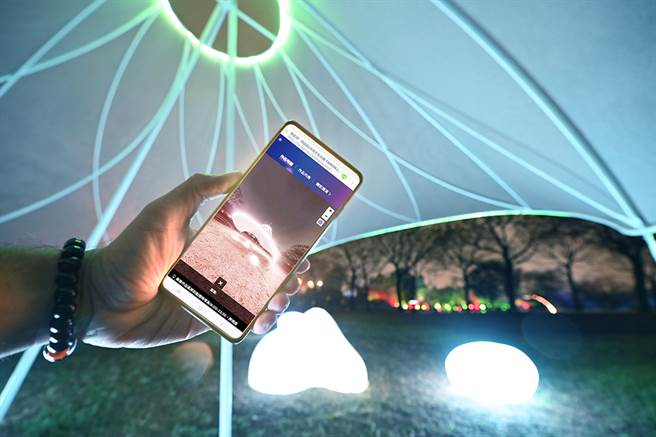 防疫平台导入LINE Beacon服务，透过定位系统以及简讯推送的方式，以智慧导览取代人工导览，降低人群接触风险，也创造更多元导览内容。(摄影/Carter)