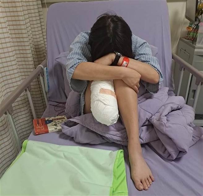 小熙坚强的说，失去脚到手术结束后我不曾哭，但后来因为PTSD我不可控制的脑海一直出现事发画面和自己的惨叫声，我很痛苦，也觉得自己随时会撑不下去。(翻摄自苗栗县议员曾玟学脸书)