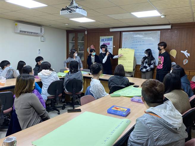 南台中家扶中心盼大家捐款挹注奖助学金，让助学资源进驻到经济弱势的家庭中，助孩子的学习更有力。（南台中家扶中心提供／卢金足台中传真）