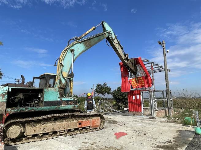 台湾人民共产党于台南新营天后宫旧址挂五星旗，市府认定为违建今日强制拆除。（台南市工务局提供／刘秀芬台南传真）