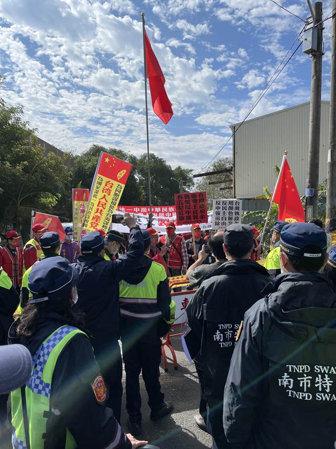 台湾人民共产党于台南新营天后宫旧址挂五星旗，市府认定为违建今日强制拆除。（台南市工务局提供／刘秀芬台南传真）
