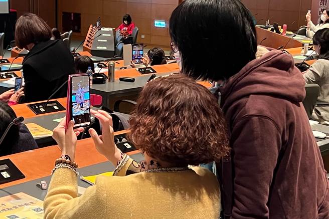 弘光科大举办AR教案发表会，与会者实际稍作体验。（陈淑娥摄）