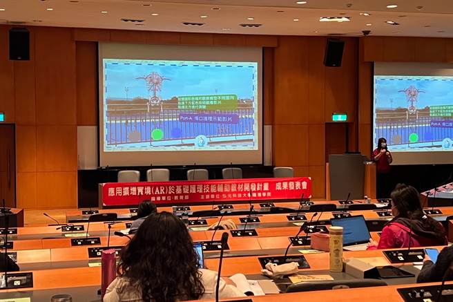 弘光科大护理系助理教授江令君分享AR教案设计理念。（陈淑娥摄）