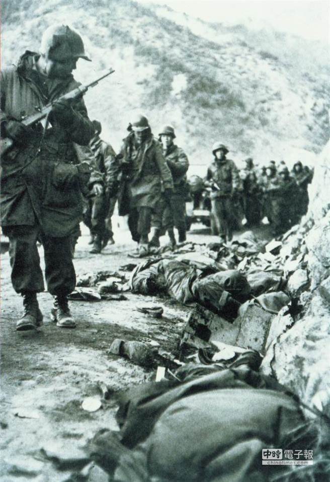 韓戰被遺棄在山溝邊的共軍屍體。（連慧玲翻拍攝）