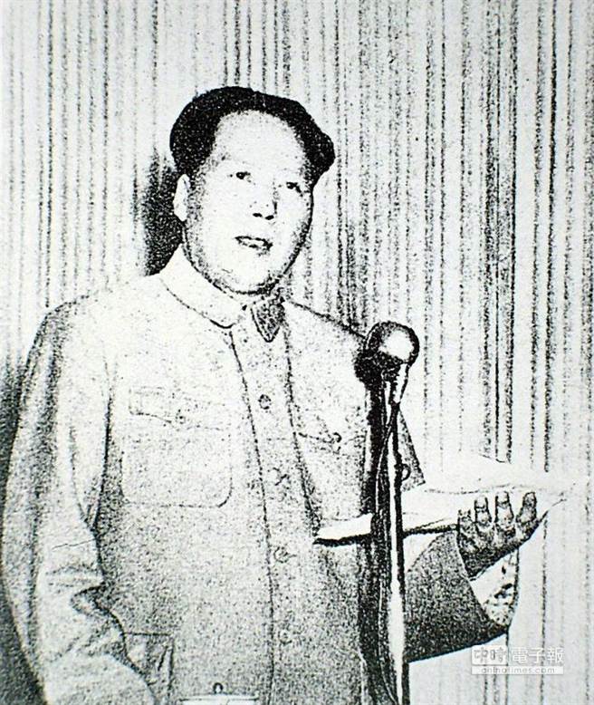 韓戰爆發後，中共主席毛澤東號召世界人民「打倒美帝」。（1950年）（中時報系檔案照片）