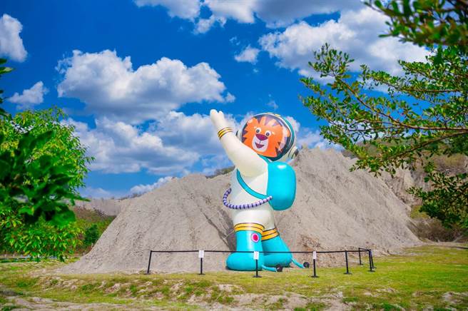 10米高的萌虎太空人降临月世界。（观光局提供）