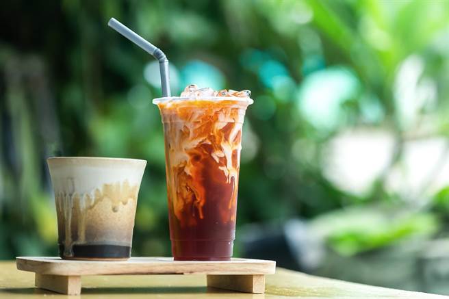 一年喝爆千座101大楼！这款国民饮料成网友「外送必点」关键字。(示意图／shutterstock)