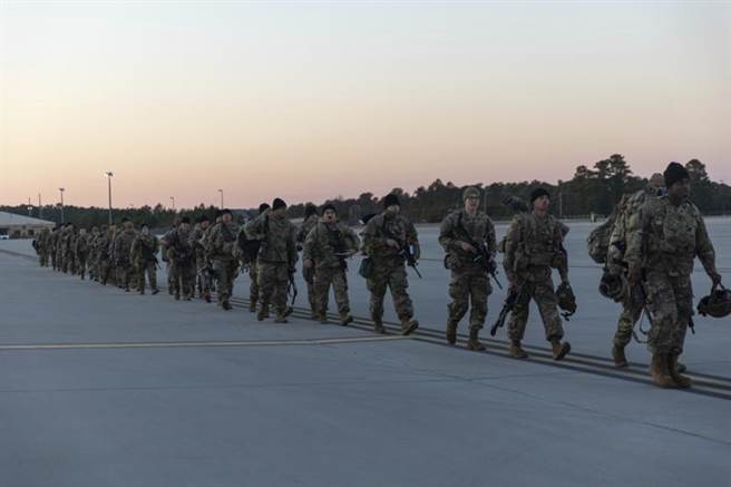 張軍指「個別國家」在亞太拉幫結夥、搞小圈子，嚴重威脅區域和平穩定，損人不利己。圖為美軍準備登機趕往波蘭。(圖/美聯社)