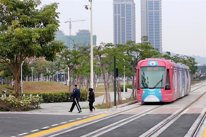 高雄輕軌最美路段，C17鼓山區公所站至C20台鐵美術館站。(攝影/Carter)
