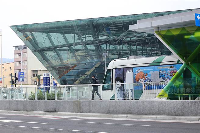 高雄輕軌與台鐵系統交會於美術館站，串起完整交通路網。(攝影/Carter)
