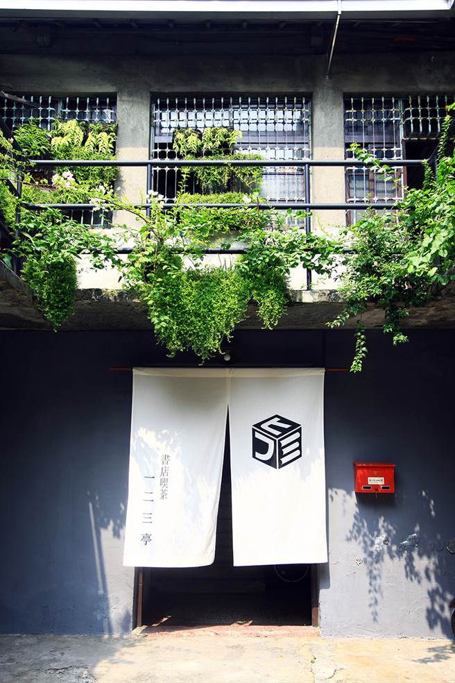 「書店喫茶一二三亭」老屋咖啡結合書店，彷彿搭乘時光機重返昭和時代。(圖片提供/MOOK)
