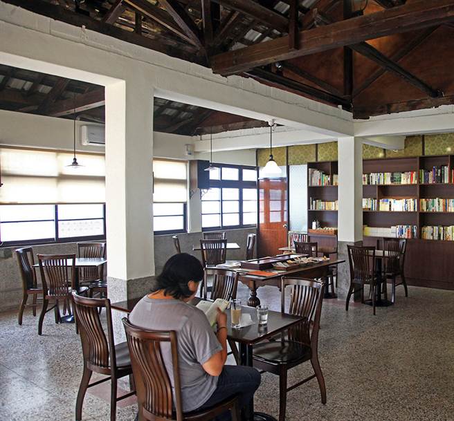 在「書店喫茶一二三亭」點一杯精品咖啡，沈浸在閱讀時光中，是在鼓山老街區中最悠閒不過的享受。(圖片提供/MOOK)
