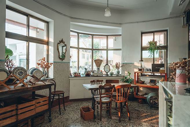 選物咖啡「器味」使用比利時的老件餐具盛裝咖啡和甜點，和老房子種種細節互相搭配，形成獨樹一格的美感情調。(圖片提供/MOOK)
