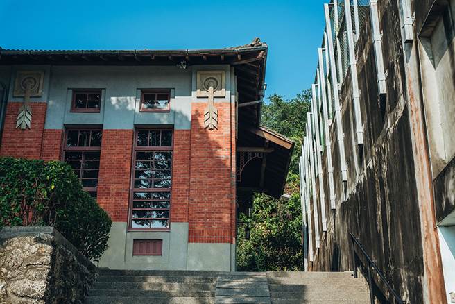 漫步鼓山街區，走訪日治古蹟武德殿，感受清幽雅致的悠閒氛圍。(圖片提供/MOOK)
