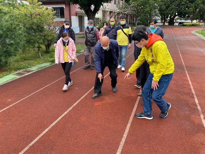 岸里国小操场跑道、篮球场和草皮等运动场地受损，市议员周永鸿18日前往会勘。（陈淑娥摄）