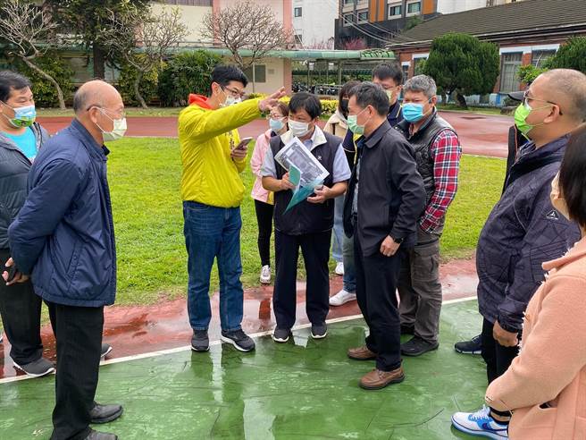 岸里国小操场跑道、篮球场和草皮等运动场地受损，市议员周永鸿18日前往会勘。（陈淑娥摄）
