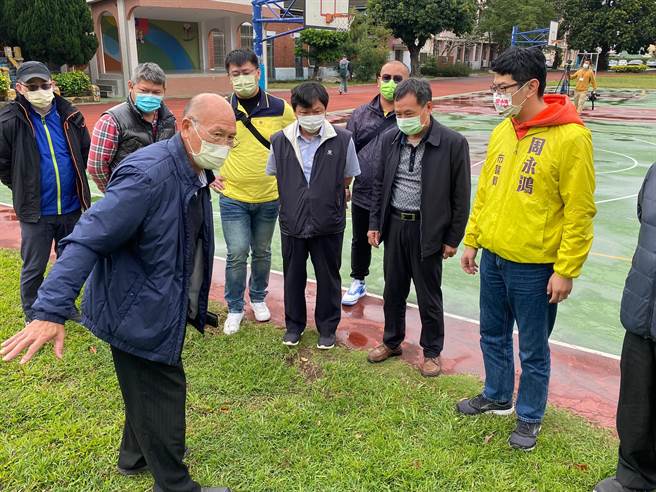 岸里国小操场跑道、篮球场和草皮等运动场地受损，市议员周永鸿18日前往会勘。（陈淑娥摄）