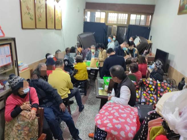 高市岡山分局警方1月17日曾破獲天九牌賭場，逮捕負責人及賭客等27人；1名警員當天在趕往支援賭場途中，為閃機車不慎摔傷。（翻攝照片／石秀華高雄傳真）