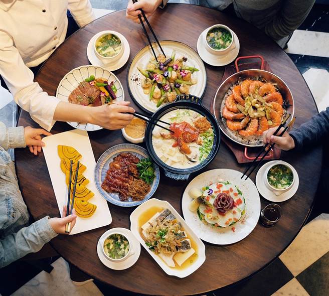 老新台菜翻转台菜风格，将台湾海鲜餐厅的澎派料理、传统台湾酒家菜，变成卖相新颖且口味细致的佳肴美食。(图片提供/老新台菜)