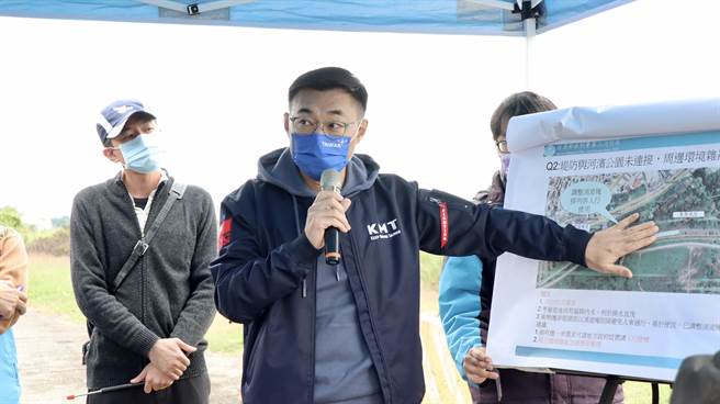 大甲溪东势大桥至龙安桥河道逐渐向右侵蚀，为防范汛期来袭并整治周边环境，立委江启臣18日会勘争取第三阶段堤防整治。（陈淑娥摄）