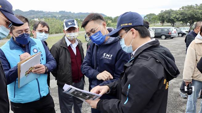 大甲溪东势大桥至龙安桥河道逐渐向右侵蚀，为防范汛期来袭并整治周边环境，立委江启臣18日会勘争取第三阶段堤防整治。（陈淑娥摄）