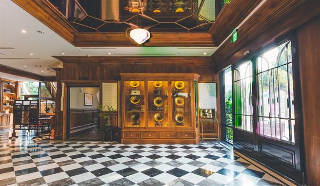 各间分店装潢风格和菜单不尽相同，十全店墙壁上的古董牛奶灯、柜子里的留声机，每一件都是独一无二的收藏。(图片提供/老新台菜)